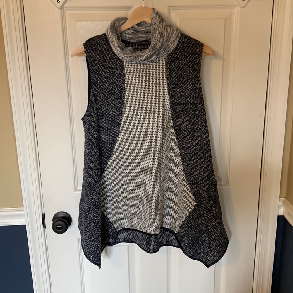 Sleeveless turtle neck sweater
